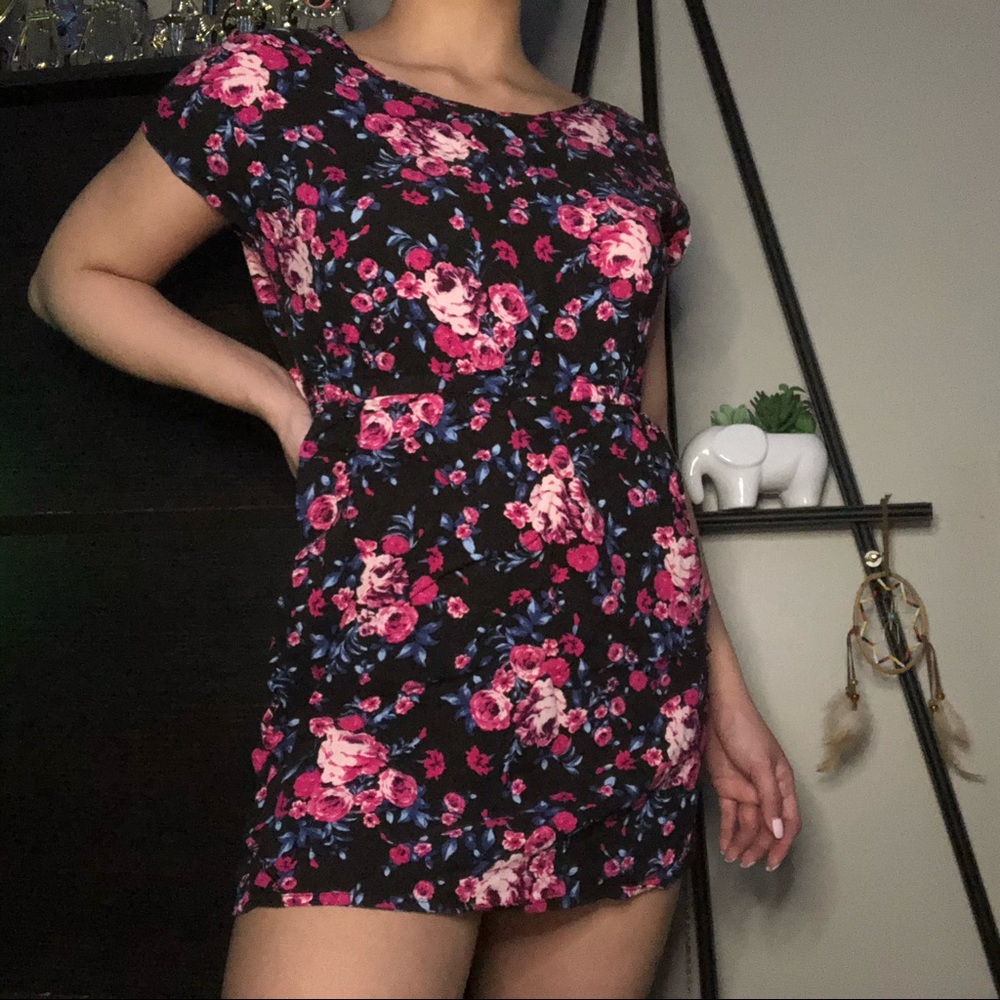 Floral print dress. Pockets!!